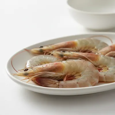 Raw shrimp with shells